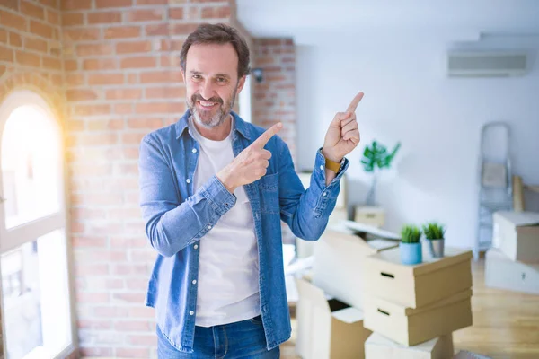 Middle Age Senior Man Moving New House Packing Cardboard Boxes — Stockfoto