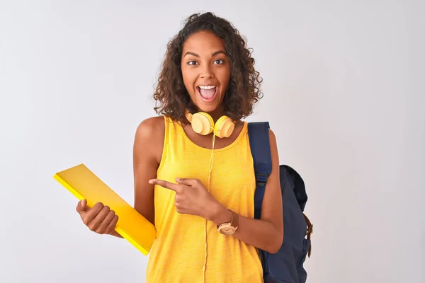 Estudante Brasileiro Usando Mochila Segurando Notebook Sobre Fundo Branco Isolado — Fotografia de Stock