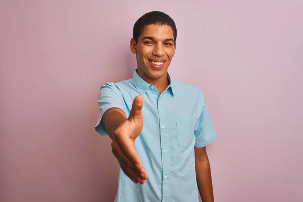 Homem Árabe Bonito Jovem Vestindo Camisa Azul Sobre Fundo Rosa — Fotografia de Stock