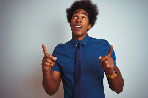 Amerikai Üzletember Afro Haj Visel Kék Ing Nyakkendő Felett Elszigetelt — Stock Fotó