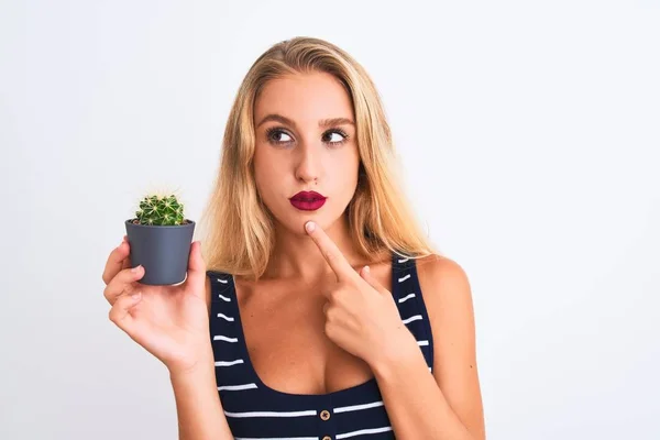 Giovane Bella Donna Che Tiene Piccolo Vaso Cactus Piedi Sfondo — Foto Stock