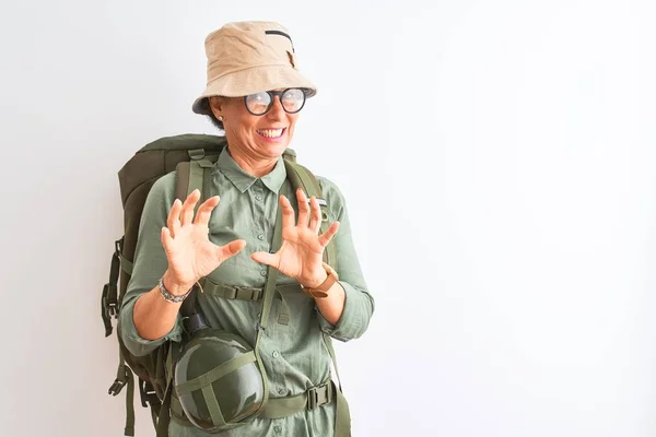 Wanderin Mittleren Alters Mit Rucksack Kantinenbrille Über Isoliertem Weißem Hintergrund — Stockfoto
