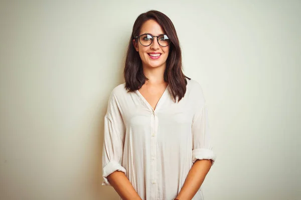 Tişört Gözlük Takan Genç Bir Kadın Izole Edilmiş Beyaz Arka — Stok fotoğraf