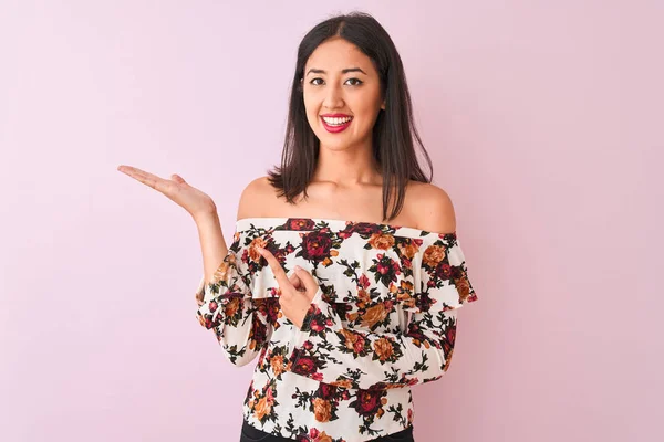 Joven Mujer China Vistiendo Camiseta Floral Pie Sobre Fondo Rosa — Foto de Stock