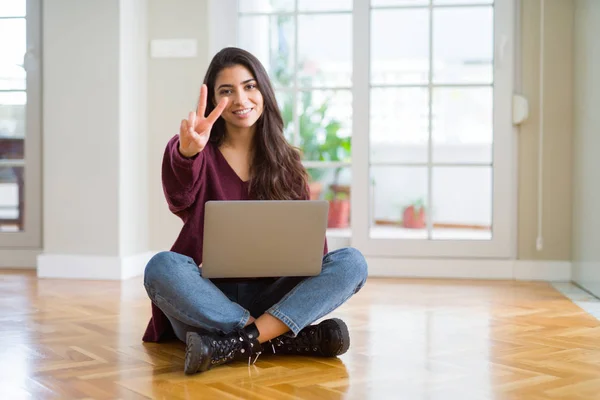 Mujer Joven Usando Ordenador Portátil Sentado Suelo Sonriendo Con Cara —  Fotos de Stock