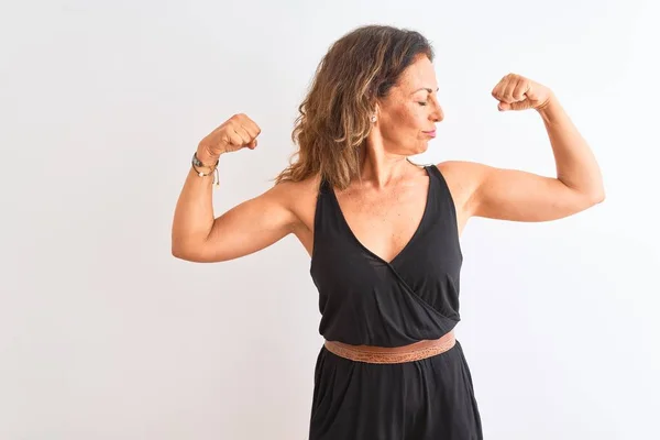 Frau Mittleren Alters Schwarzem Freizeitkleid Steht Vor Isoliertem Weißen Hintergrund — Stockfoto