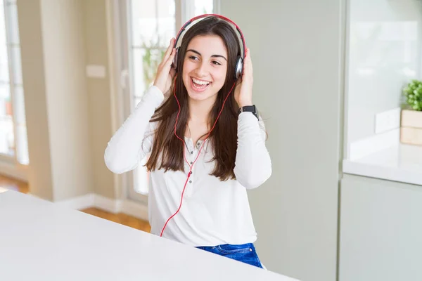 Hermosa Joven Con Auriculares Escuchando Música Disfrutando Bailando Feliz — Foto de Stock