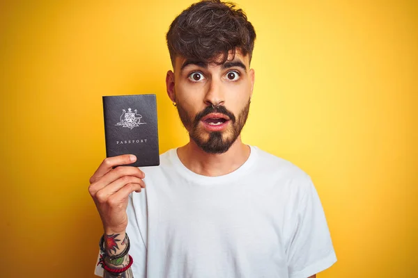 Молодий Чоловік Татуюванням Одягнений Австралійський Паспорт Через Ізольоване Жовте Тло — стокове фото