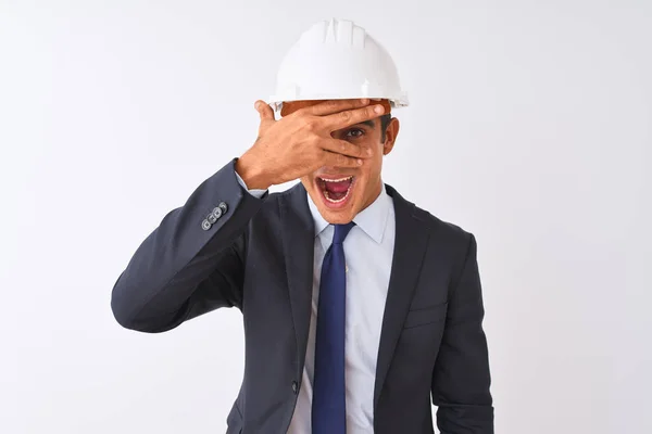 Joven Arquitecto Guapo Vestido Con Traje Casco Sobre Fondo Blanco — Foto de Stock