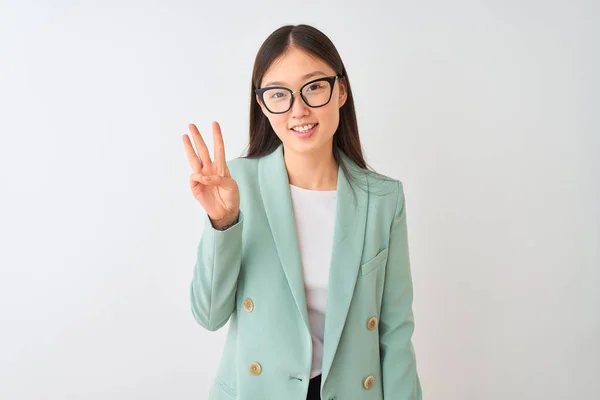 Китайская Деловая Женщина Элегантной Куртке Очках Изолированном Белом Фоне Показывает — стоковое фото