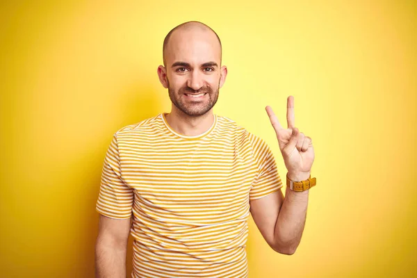 Junger Glatzköpfiger Mann Mit Bart Trägt Lässig Gestreiftes Shirt Über — Stockfoto