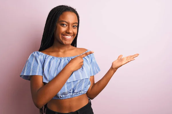 Afroamerikansk Kvinna Bär Randig Shirt Stående Över Isolerade Rosa Bakgrund — Stockfoto