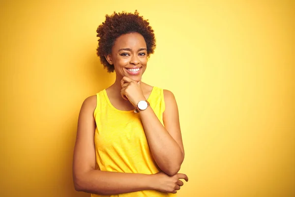 Beauitul African American Woman Wearing Summer Shirt Isolated Yellow Background — Stock Photo, Image