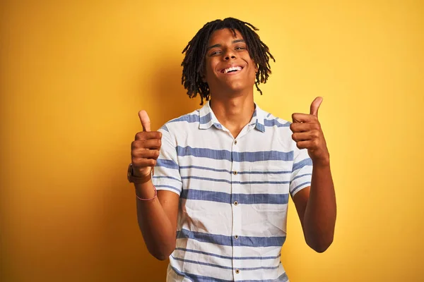 Hombre Afroamericano Con Rastas Con Camisa Rayas Sobre Aislado Letrero —  Fotos de Stock