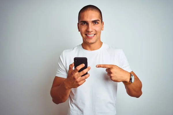 Joven Hombre Guapo Usando Teléfono Inteligente Sobre Fondo Aislado Amarillo —  Fotos de Stock