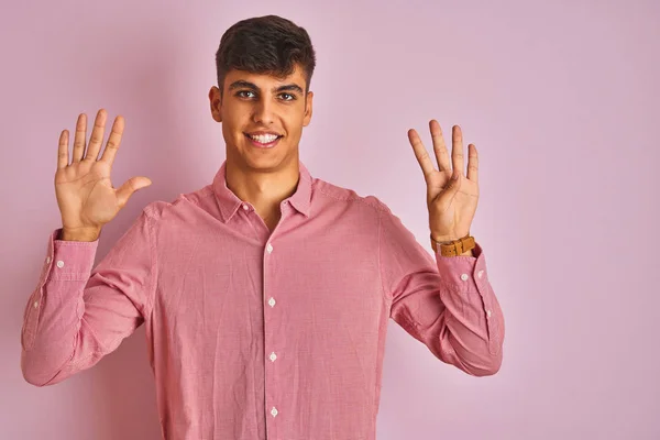 Mladý Indián Muž Elegantní Košili Stojící Nad Izolované Růžové Pozadí — Stock fotografie