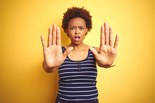 Beauitul African American Woman Wearing Summer Shirt Isolated Yellow Background — Stock Photo, Image