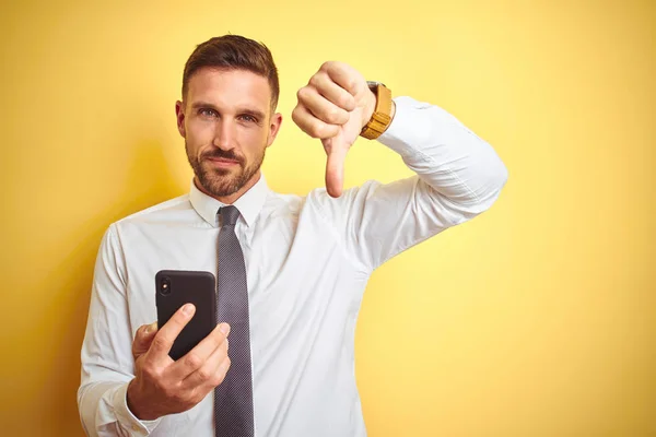 Ung Stilig Affärsman Med Smartphone Över Gul Isolerad Bakgrund Med — Stockfoto