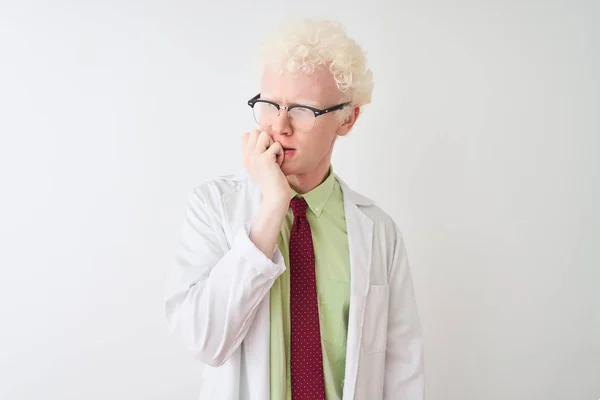 Joven Albino Científico Rubio Con Abrigo Gafas Sobre Fondo Blanco —  Fotos de Stock