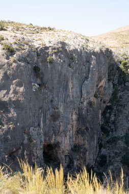Güzel dağ manzarası, yeşil dağ çevre ve mavi gökyüzü güneşli bir günde
