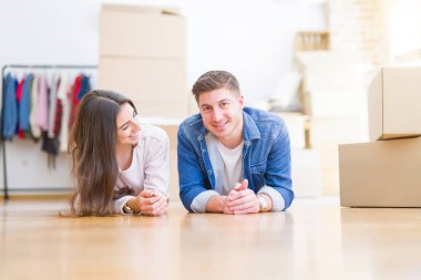 Genç güzel çift cardbo etrafında yerde yatan rahatlatıcı