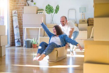 Komik ve çılgın çift bir araba olarak bir cardboad kutusu sürme eğlenin