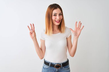 Güzel kızıl saçlı kadın rahat t-shirt izole beyaz arka plan üzerinde duran gösteren ve parmakları ile işaret ederken emin ve mutlu gülümseyerek sekiz.
