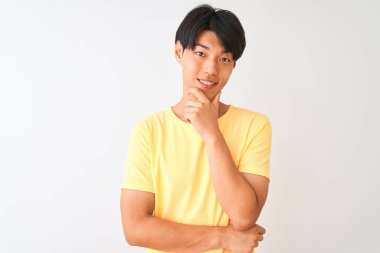 Sarı günlük tişört giyen Çinli bir adam izole edilmiş beyaz arka planda dikiliyor kameraya kendinden emin bir şekilde bakıyor çapraz kollarla gülümsüyor ve çenesini kaldırıyor. Olumlu düşünüyorum..