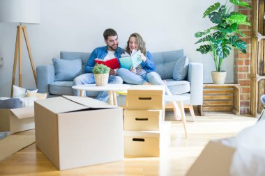 Genç çift bir kitap okuma, bir mola kanepede rahatlatıcı