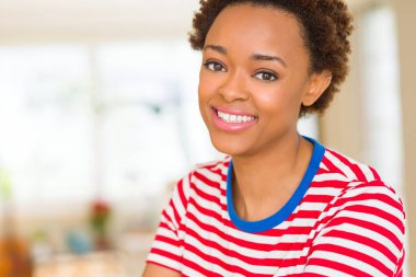 Güzel genç Afro-Amerikan kadın kamera diş gösteren emin gülümseyen