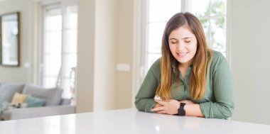 Evde eli karnında güzel bir genç kadın var çünkü hazımsızlık, acı verici bir hastalık kendini iyi hissetmiyor. Ache kavramı.