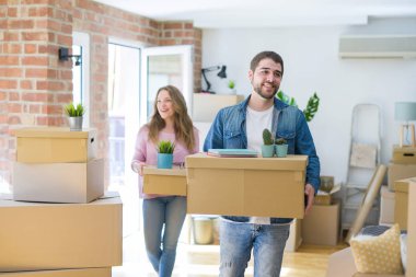 Genç güzel çift çok mutlu birlikte karton kutu tutarak