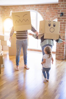 Yeni evde karton bel kutuları ile oynayan çocuk ile güzel famiily