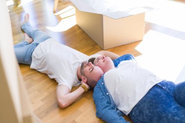 Genç çift aşık yeni evin katında yatarken araba