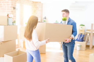 Güzel genç çift aşık büyük bir karton b tutarak gülümsüyor