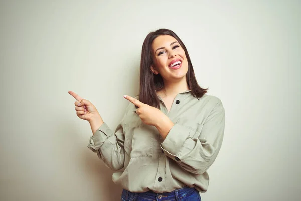 Jovem Mulher Bonita Morena Vestindo Camisa Verde Sobre Fundo Isolado — Fotografia de Stock