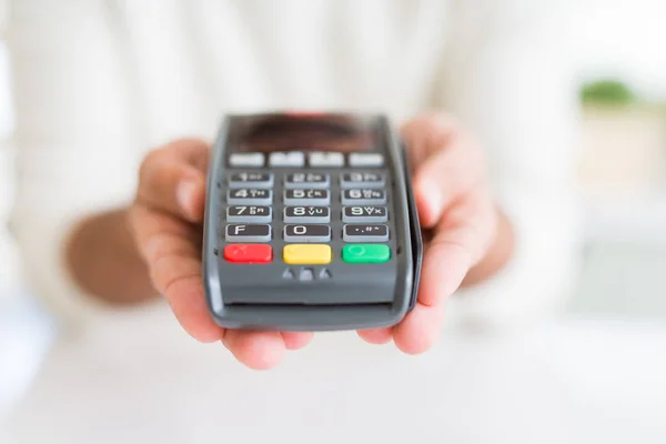 Close up of man hands holding point of sale terminal, dataphone — Stock Photo, Image