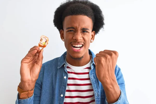 Joven Hombre Afroamericano Comiendo Sushi Usando Palillos Sobre Fondo Blanco — Foto de Stock