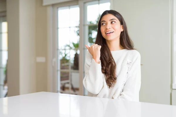 Jovem Mulher Bonita Casa Mesa Branca Sorrindo Com Rosto Feliz — Fotografia de Stock