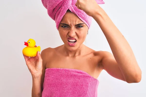 Jovem Mulher Bonita Usando Toalha Chuveiro Segurando Pato Sobre Fundo — Fotografia de Stock