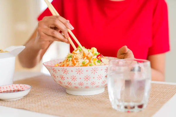 Close Mulher Comer Arroz Asiático Usando Pauzinhos — Fotografia de Stock