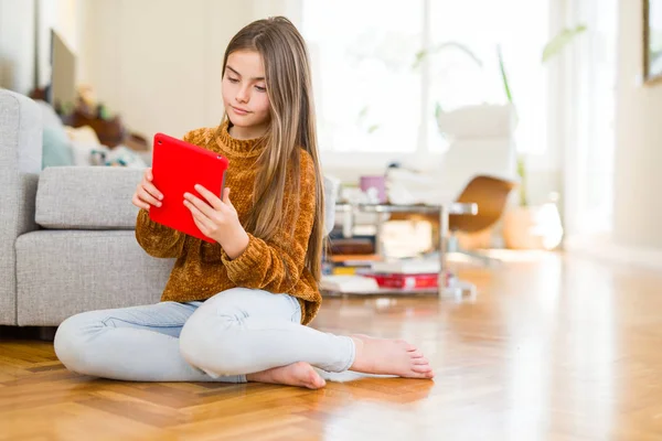 Krásná Mladá Dívka Digitálním Touchpadu Který Sedí Podlaze Sebevědomým Výrazem — Stock fotografie