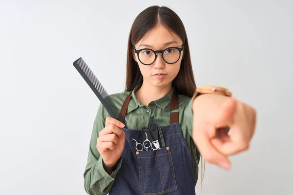 Parrucchiere Cinese Donna Con Gli Occhiali Tenendo Pettine Sfondo Bianco — Foto Stock