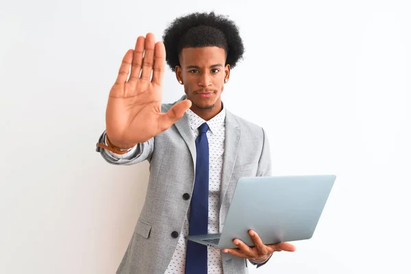 Joven Empresario Afroamericano Usando Portátil Pie Sobre Fondo Blanco Aislado —  Fotos de Stock