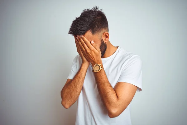 Homem Indiano Jovem Vestindo Camiseta Sobre Fundo Branco Isolado Com — Fotografia de Stock