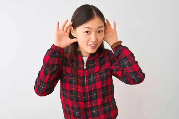 Mladá Číňanka Neformální Bundě Stojící Nad Osamělým Bílým Pozadím Snaží — Stock fotografie