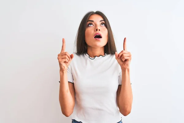 Jeune Belle Femme Portant Shirt Décontracté Debout Sur Fond Blanc — Photo