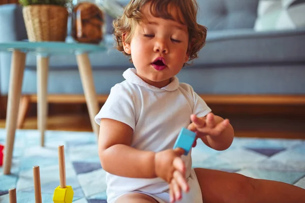 Menina Criança Bonita Brincando Com Brinquedos Tapete — Fotografia de Stock