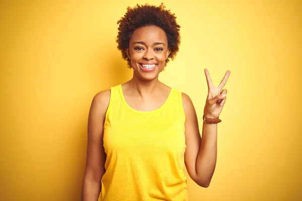 Beauitul Afrikaanse Amerikaanse Vrouw Draagt Zomer Shirt Geïsoleerde Gele Achtergrond — Stockfoto