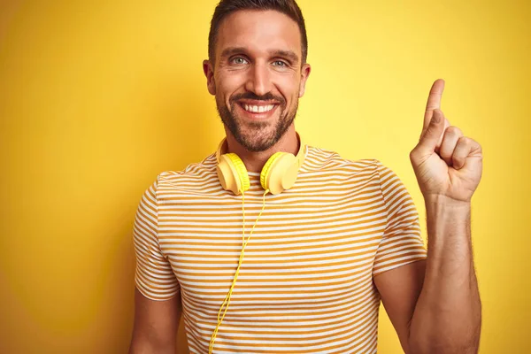 Jonge Knappe Man Met Koptelefoon Luisterend Naar Muziek Gele Geïsoleerde — Stockfoto